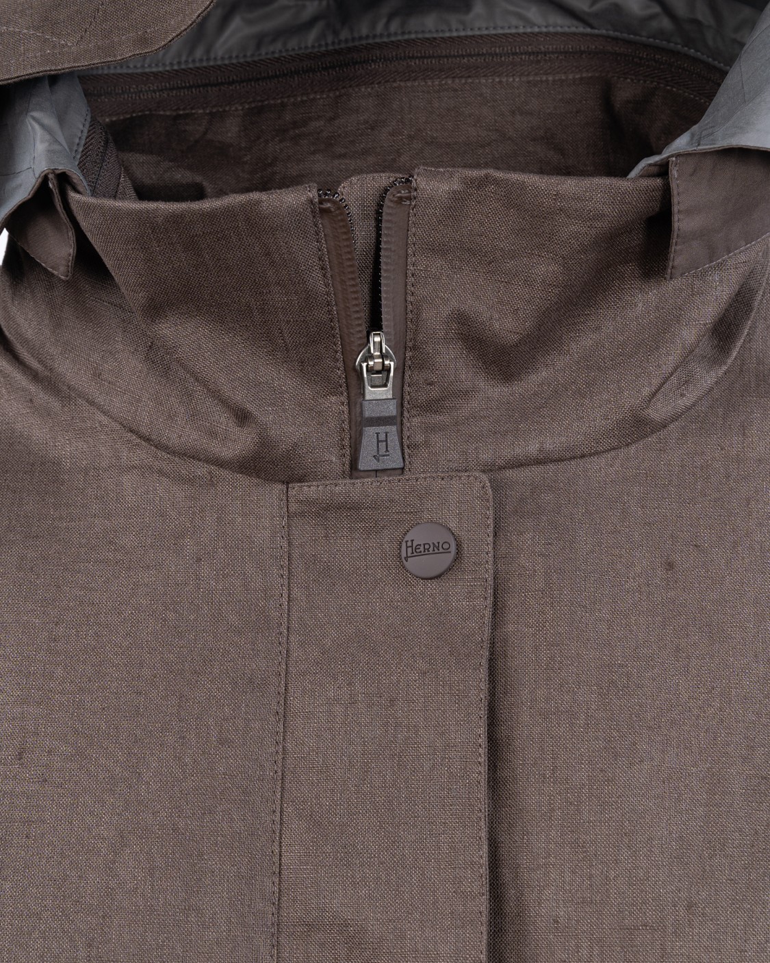 shop HERNO Saldi Giacca: Herno giacca A-shape in lino.
Cappuccio.
Maniche lunghe.
Doppia chiusura cpn zip e bottoni.
Tasche esterne con zip.
Vestibilità regolare.
Composizione: 100% Lino.
Fabbricato in Romania.. GI00053DL 17115-8800 number 5259115